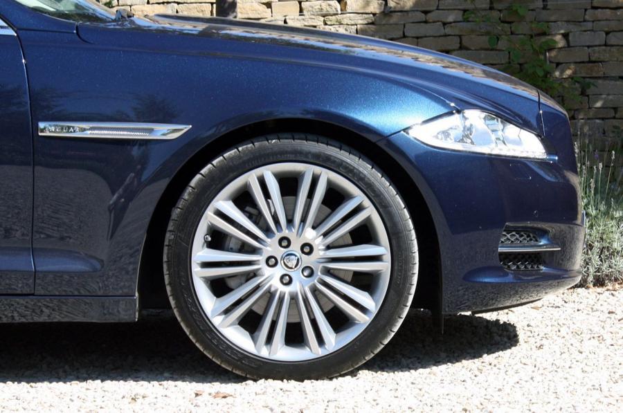  Jaguar XJ V6 2013 года  (фото 3 из 26)